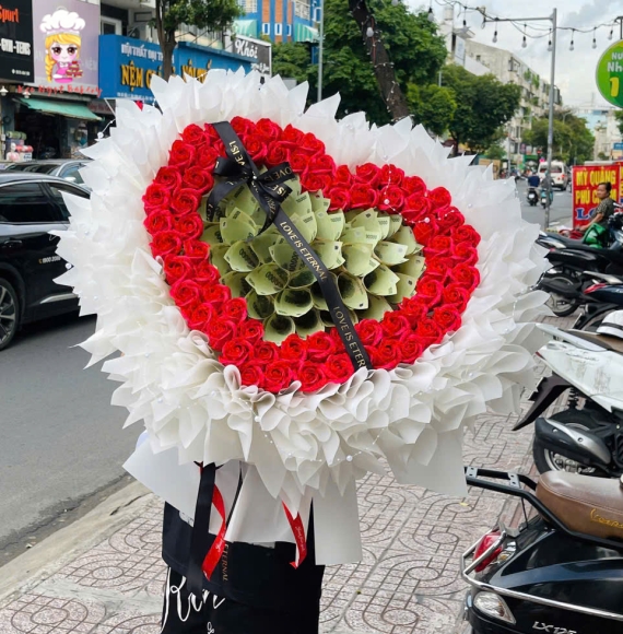 Bó hoa tiền mix với hoa sáp