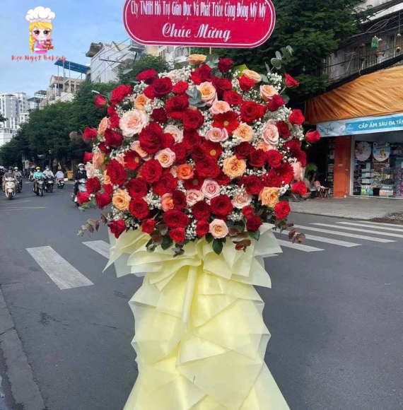 Kệ hoa chúc mừng khai trương ở quận 3