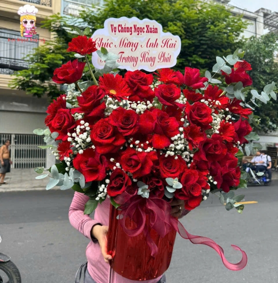 Giỏ hoa hồng khai trương khổng lồ tại tân phú