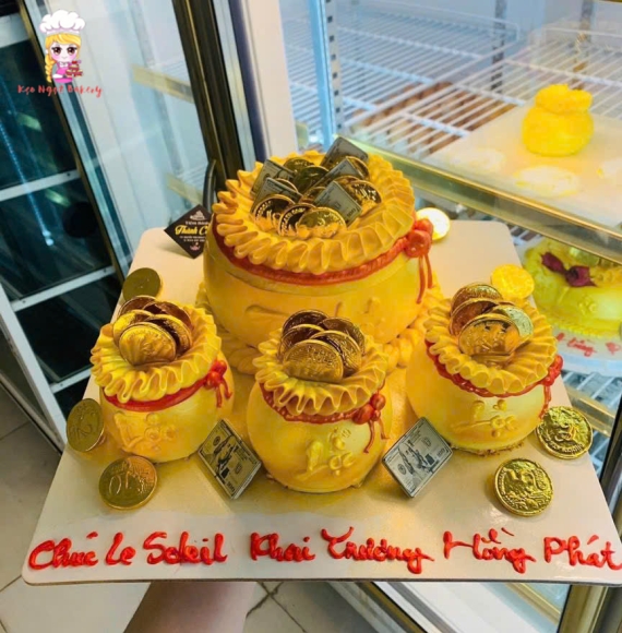 Bánh kem hủ vàng mừng khai trương quận 1