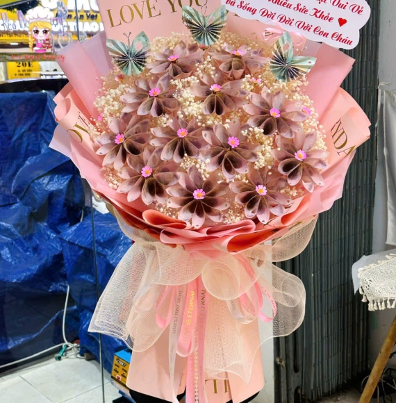 Hoa tiền xếp bông hoa mới lạ