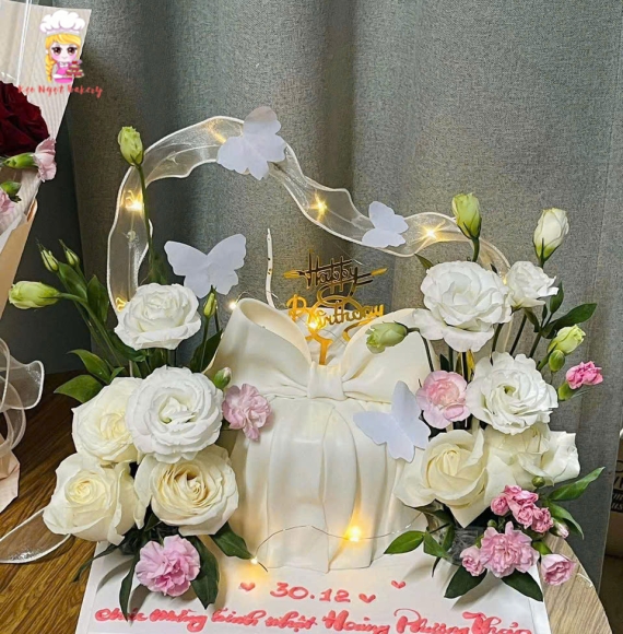 Bánh kem tươi nơ fondant và hoa tươi