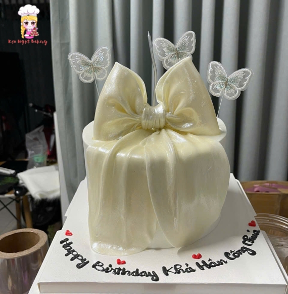 Bánh kem tươi nơ fondant tone trắng