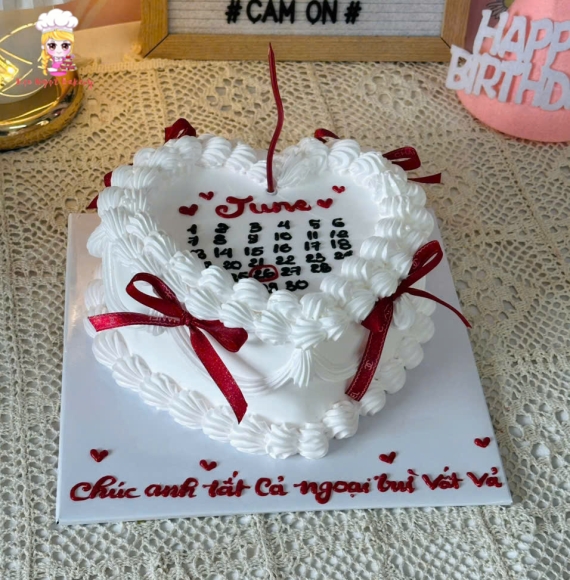 Bánh Kem hình trái tim tone Đỏ dành cho bạn nữ