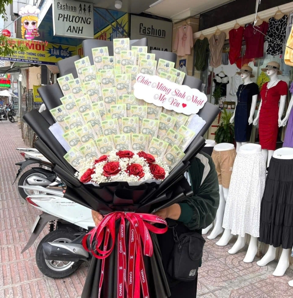 Hoa tiền khổng lồ tờ 100k 