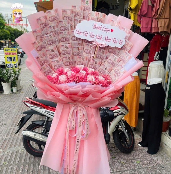 Hoa tiền kèm hoa sáp