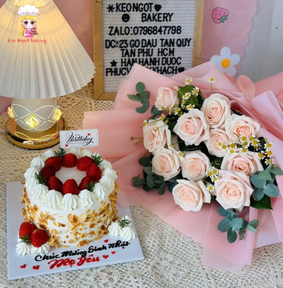 Bánh kem kèm hoa tươi