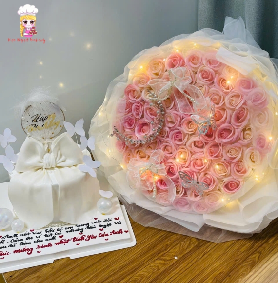 Hoa sáp tone hồng  kèm bánh kem hot năm 2025