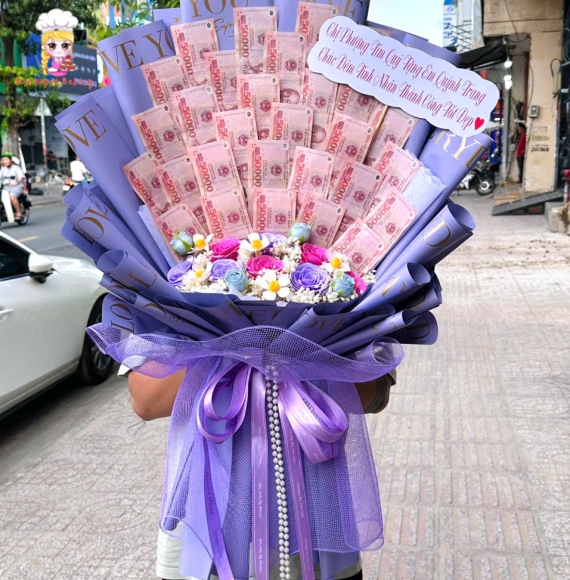 Bó hoa tiền kiểu đứng màu tím mệnh giá 50k ở tân bình