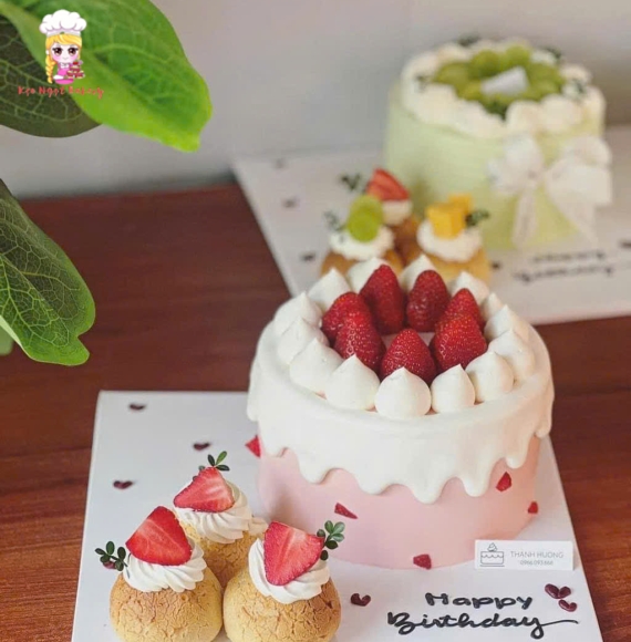 Bánh su kem tặng sinh nhật phủ đầy trái cây hot 2025 tone hồng