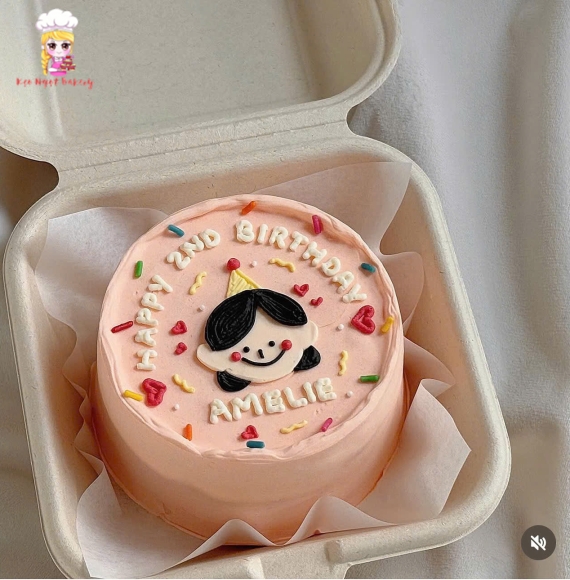 Bánh kem Hàn Quốc vẽ hình chibi đơn giản tone cam