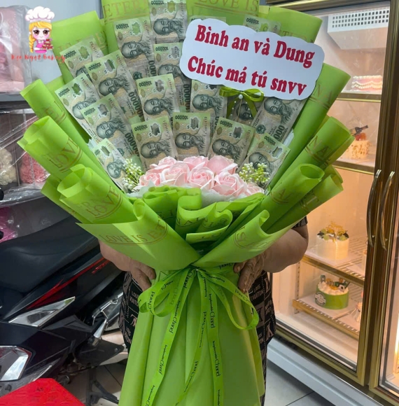 Bó hoa tiền 100k kèm hoa sáp