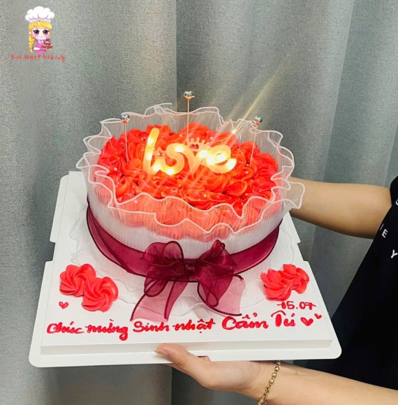 Mẫu bánh kem đẹp tặng cho nữ bắt hoa tone đỏ hot 2025