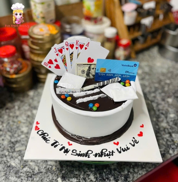 Top Những Chiếc Bánh Sinh Nhật Bài Bạc Độc Lạ Hài Hước 