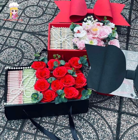 Hộp quà tặng hoa và tiền