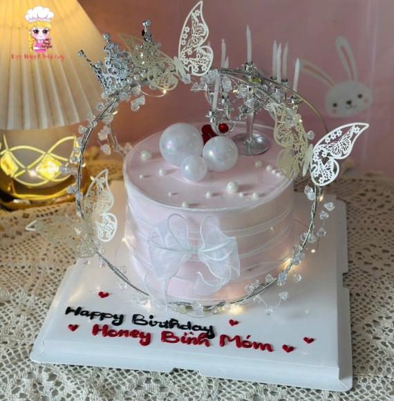 Bánh kem sang trọng kèm vương niệm