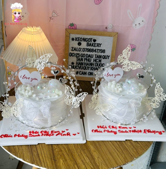 Bánh kem sang trọng kèm vương niệm tone trắng