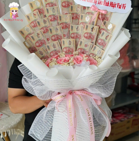Bó hoa tiền tờ 200k khổng lồ tặng mẹ