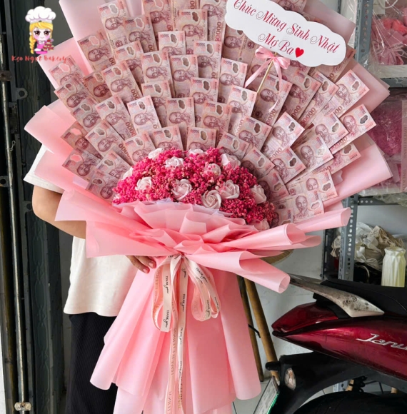 Bó hoa tiền tờ 200k khổng lồ tặng mẹ