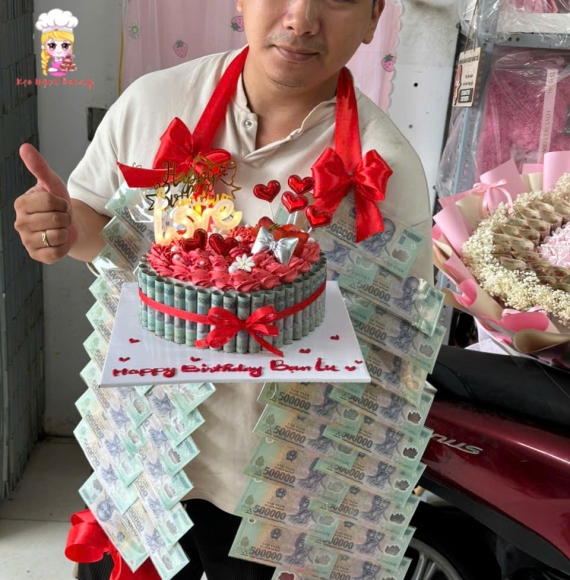 Bánh kem tiền thật, dây đeo tiền tặng bạn iu