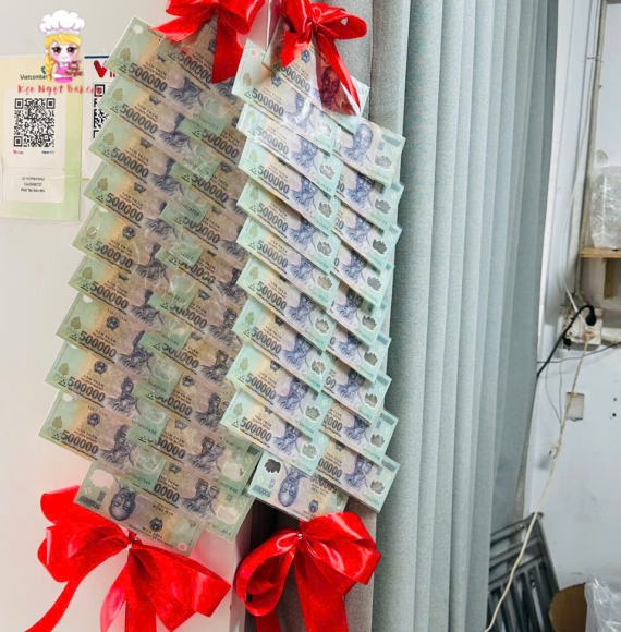 Bánh kem tiền thật, dây đeo tiền tặng bạn iu