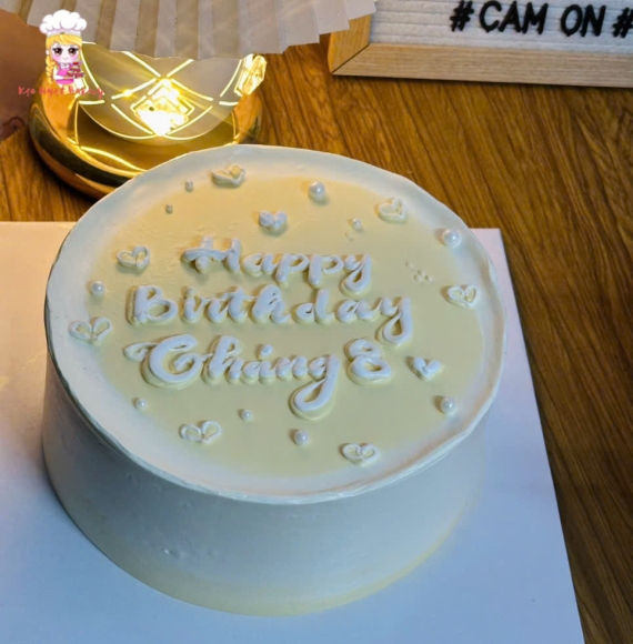 Bánh kem nhẹ nhàng theo tone vàng