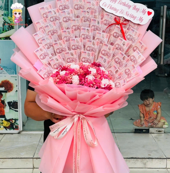 Hoa tiền khổng lồ tờ 50k ở tân phú