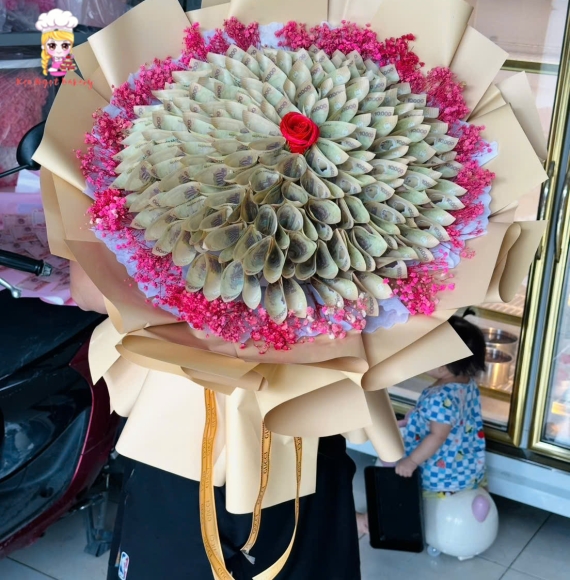 Hoa tiền khổng lồ tờ 10k ở tân phú