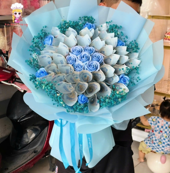 Hoa tiền khổng lồ tờ 20k ở tân phú