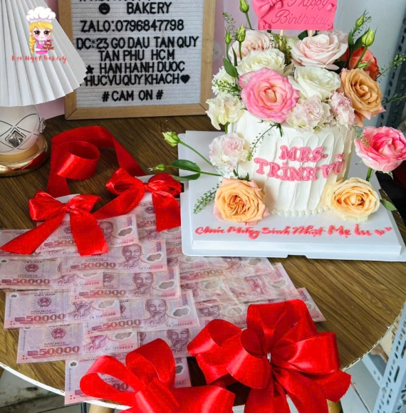 Bánh kem hoa tươi kèm dây tiền tặng mẹ yêu