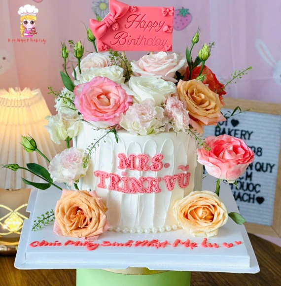 Bánh kem hoa tươi tặng mẹ sang trọng 