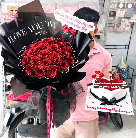 Hoa sáp tone đỏ kèm bánh kem