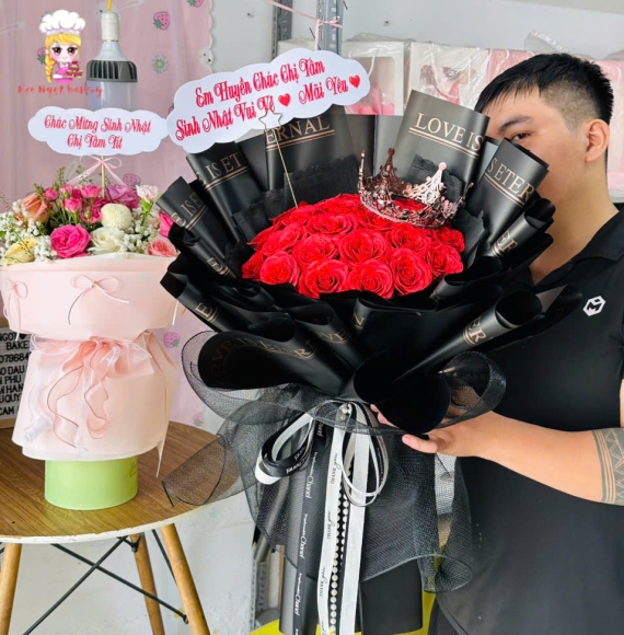 Hoa sáp tone đỏ và hoa tươi 