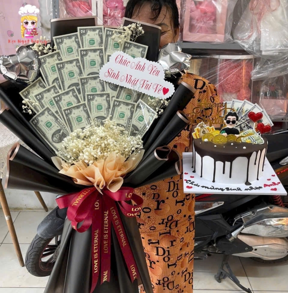 Combo hoa tiền đô và bánh kem chúc mừng anh