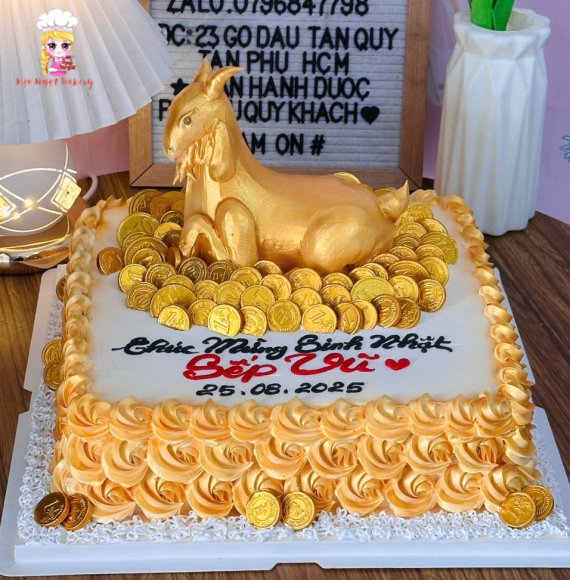 Bánh kem hình vuông mẫu dê vàng tặng sếp