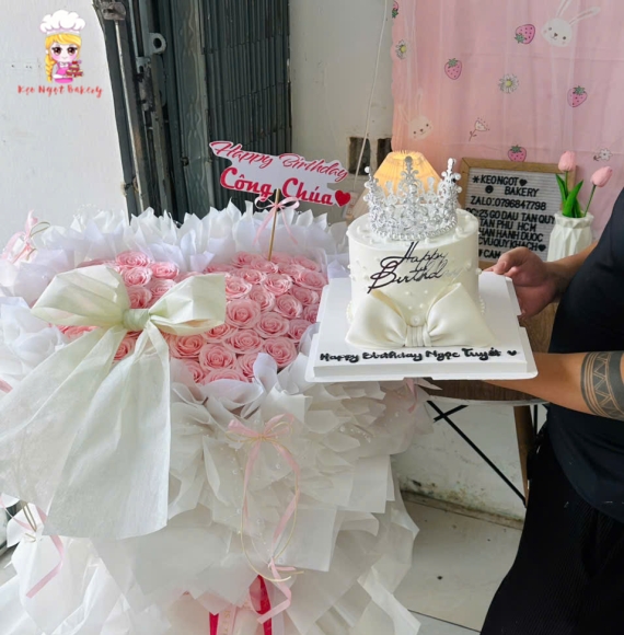 Bánh và hoa sáp đẹp tại Tân Phú