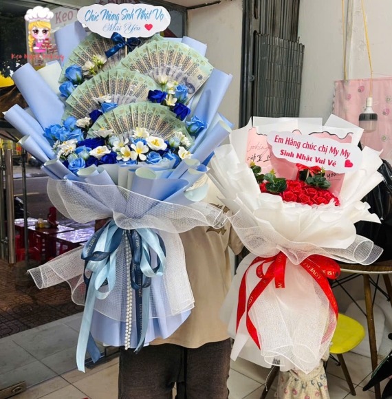 Hoa tiền sếp quạt và hoa sáp tone đỏ