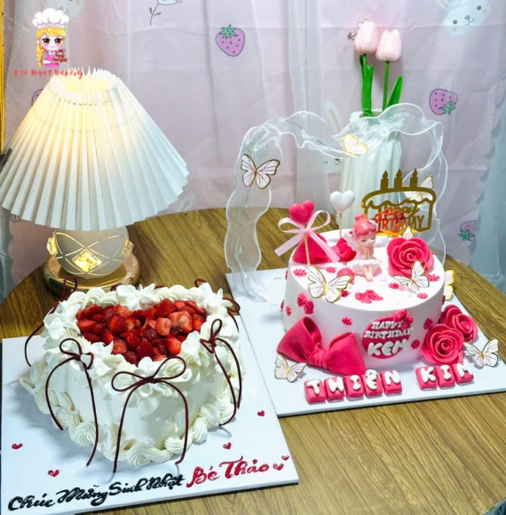 Bánh kem dành cho nữ tone hồng và đỏ