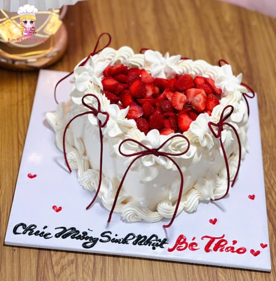 Bánh sinh nhật hình trái tim phủ đầy dâu tây