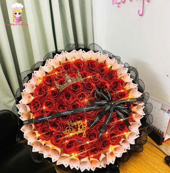 Hoa tiền sếp trong bó hoa sáp đỏ