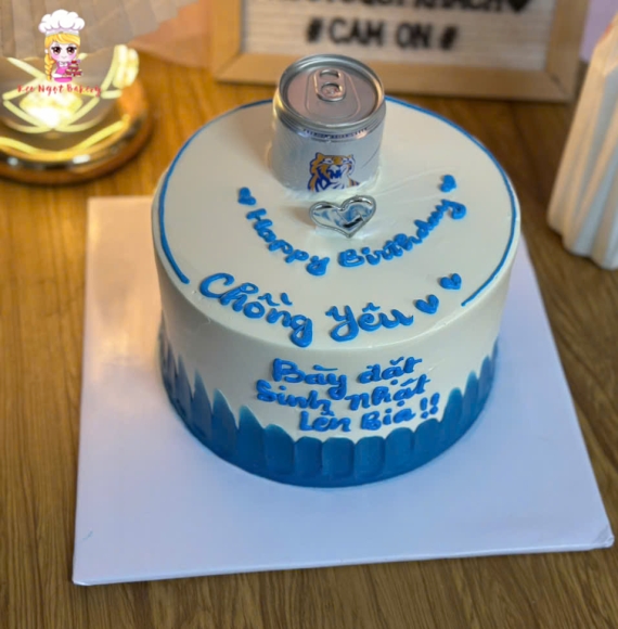 Bánh sinh nhật kèm lon bia