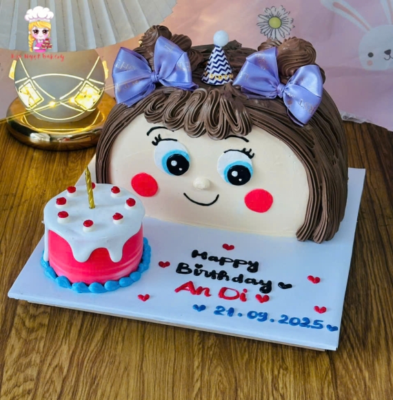 Bánh kem rút tiền cho bé gái