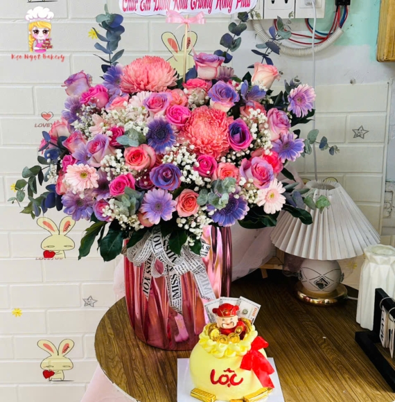 Giỏ hoa chúc mừng khai trương và bánh kem chúc mừng khai trương