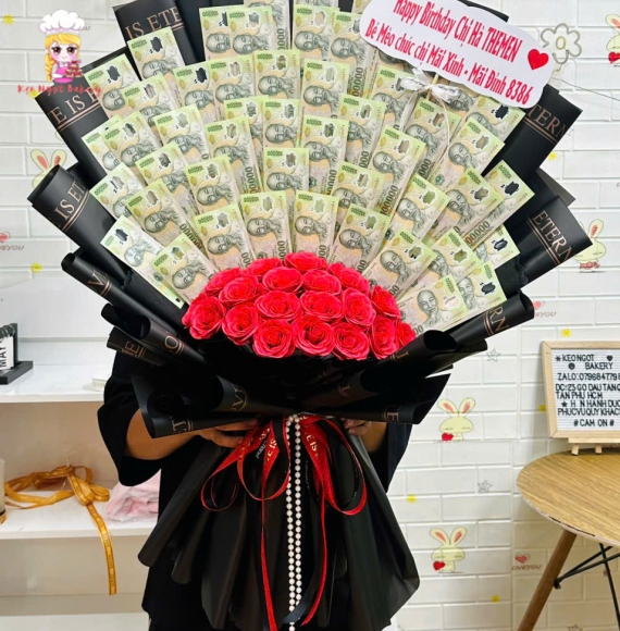Bó hoa tiền tờ 100k kèm hoa sáp tone đỏ,giấy đen