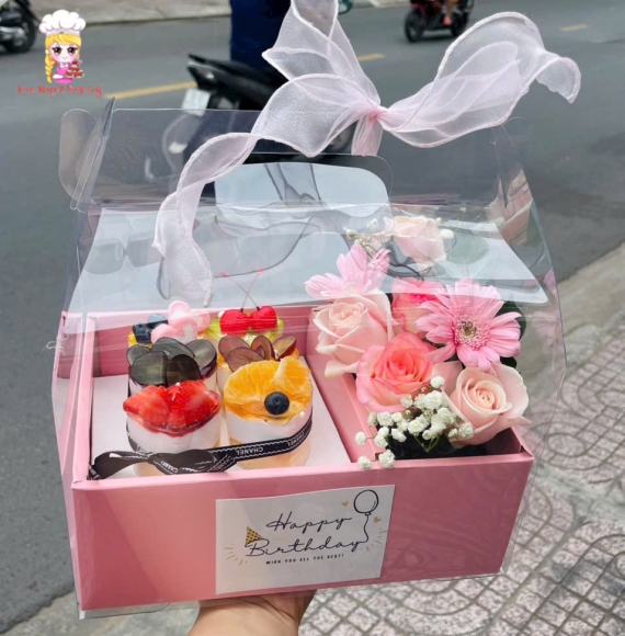 Hộp bánh kem kèm hoa tươi 