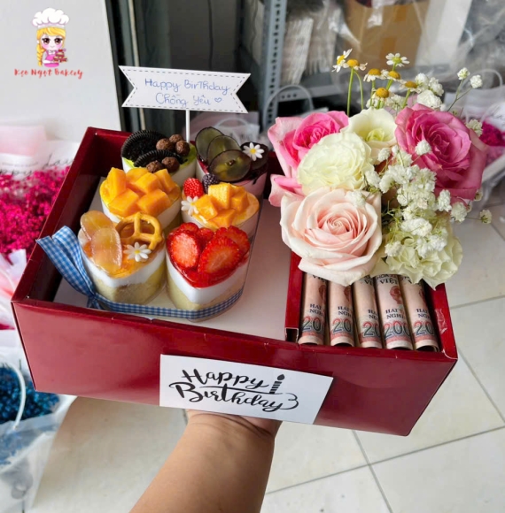 Hộp Sét bánh  kèm hoa tươi và tiền