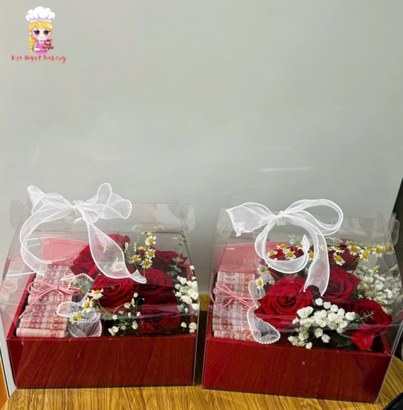Hộp tiền và hoa tươi 