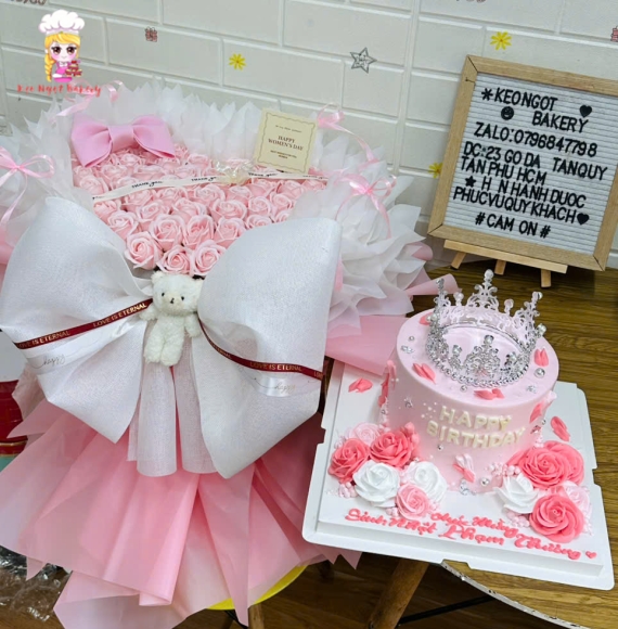 Bánh vương miện thổi kim tuyến và hoa sáp xinh