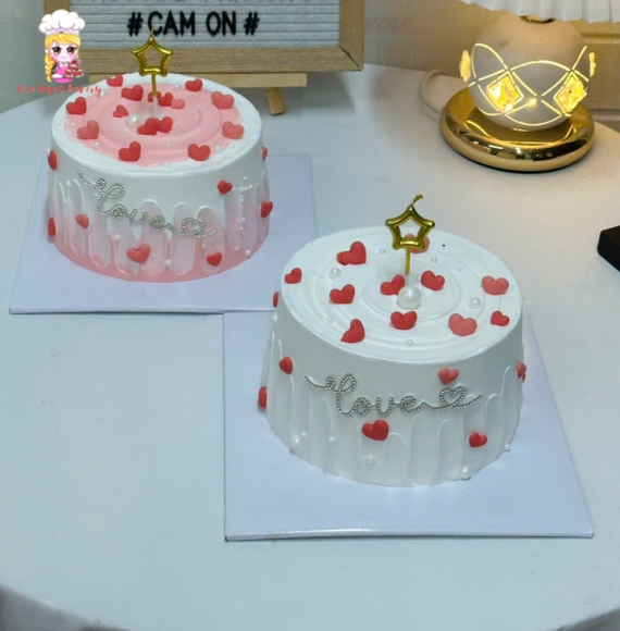 Mẫu bánh kem tone hồng trái tim dành cho nữ