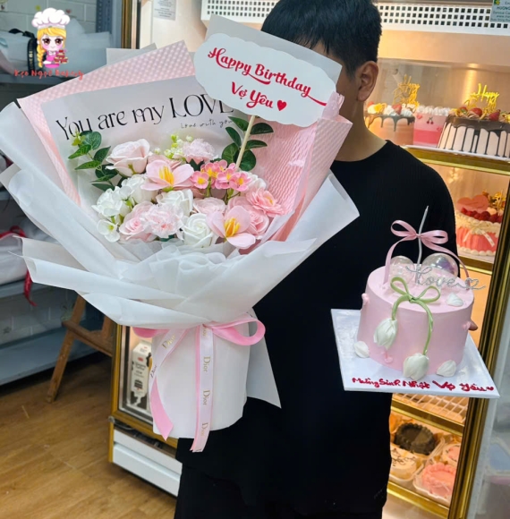 Bánh kem kèm hoa sáp tone hồng